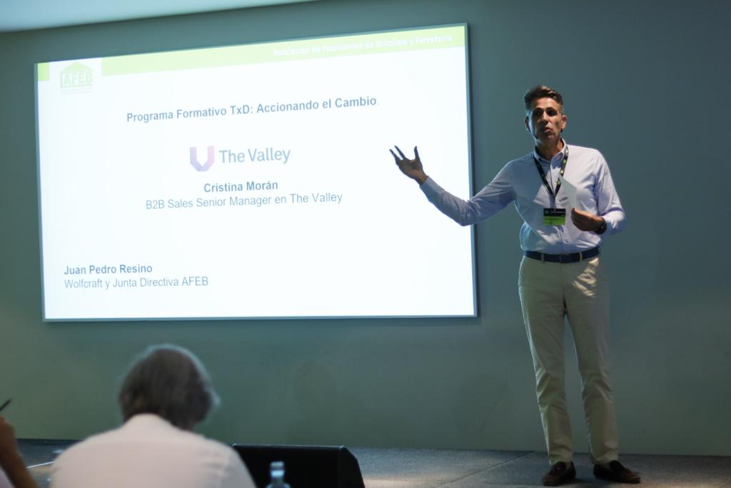 BricoAFEB's tweet photo. Seguimos en #ForoAFEB con las presentaciones de @TheValleyDBS , dando las claves para la Transformación Digital de las empresas y presentando el programa "TxD: Accionando el Cambio", a cargo de Cristina Morán y de Ricard Bonastre https://t.co/ItFA9lutiT