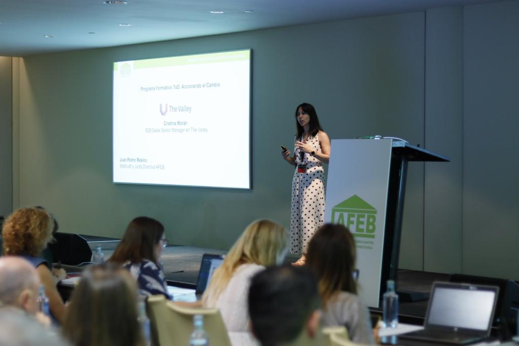 BricoAFEB's tweet photo. Seguimos en #ForoAFEB con las presentaciones de @TheValleyDBS , dando las claves para la Transformación Digital de las empresas y presentando el programa "TxD: Accionando el Cambio", a cargo de Cristina Morán y de Ricard Bonastre https://t.co/ItFA9lutiT