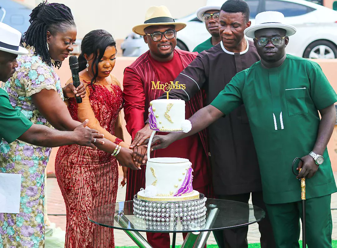 klassic_bites's tweet photo. A simple two tier cake for a lovely couple. 😋🥳
 ...feel the taste in every bite! #klassicbites😋 for orders or enquiries #Call or #WhatsApp 0555077589 #weddingcakes  #kente #weddings #bellanaijaweddings
#ghanawedding #cake #wedding🎂 #cakes
  #pastrylove  #saturdayvibes #bakery https://t.co/QXNjtJi9Zg