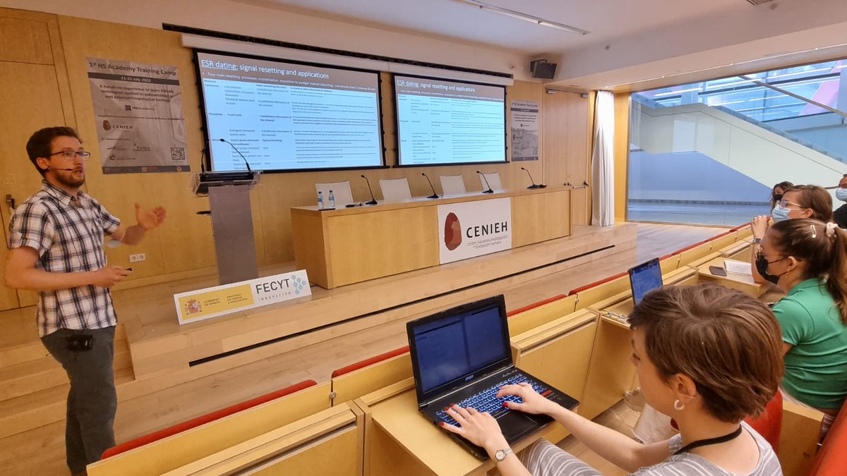 CENIEH_Labs's tweet photo. At this moment Dr. Mathieu Duval explaining the basic principles and applications in Electron Spin Resonance #ESRdating https://t.co/Nqrwhoou14