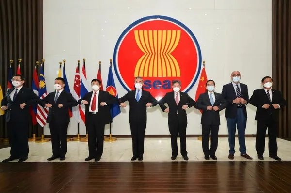 zhang_heqing's tweet photo. #China SC&amp;FM #WangYi had a meeting w/ @ASEAN SG Dato Lim Jock Hoi today at ASEAN Secretariat. Both sides highly commended the substantial progress made in the dvlpment of China-ASEAN relations in recent years. Wang reiterated China's support to ASEAN centrality in regional coop. https://t.co/3maAODfceM