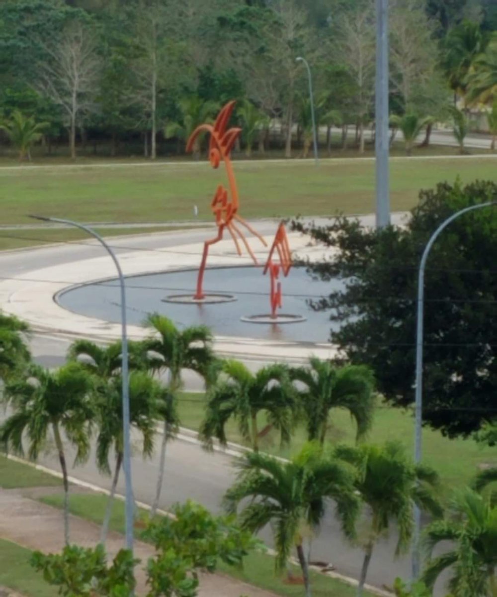 #Cuba #CubaPorLaPaz 🕊
《la defensa de la paz no puede ser una defensa pasiva, la prédica a favor de la paz no puede ser una prédica beatífica. La paz a cualquier precio ¡no!》#Fidel, 1965.
📸 escultura《Resistencia》regalo de Niemeyer a Fidel enclavada en la  <a href="/universidad_uci/">Universidad de las Ciencias Informáticas</a> 🇨🇺