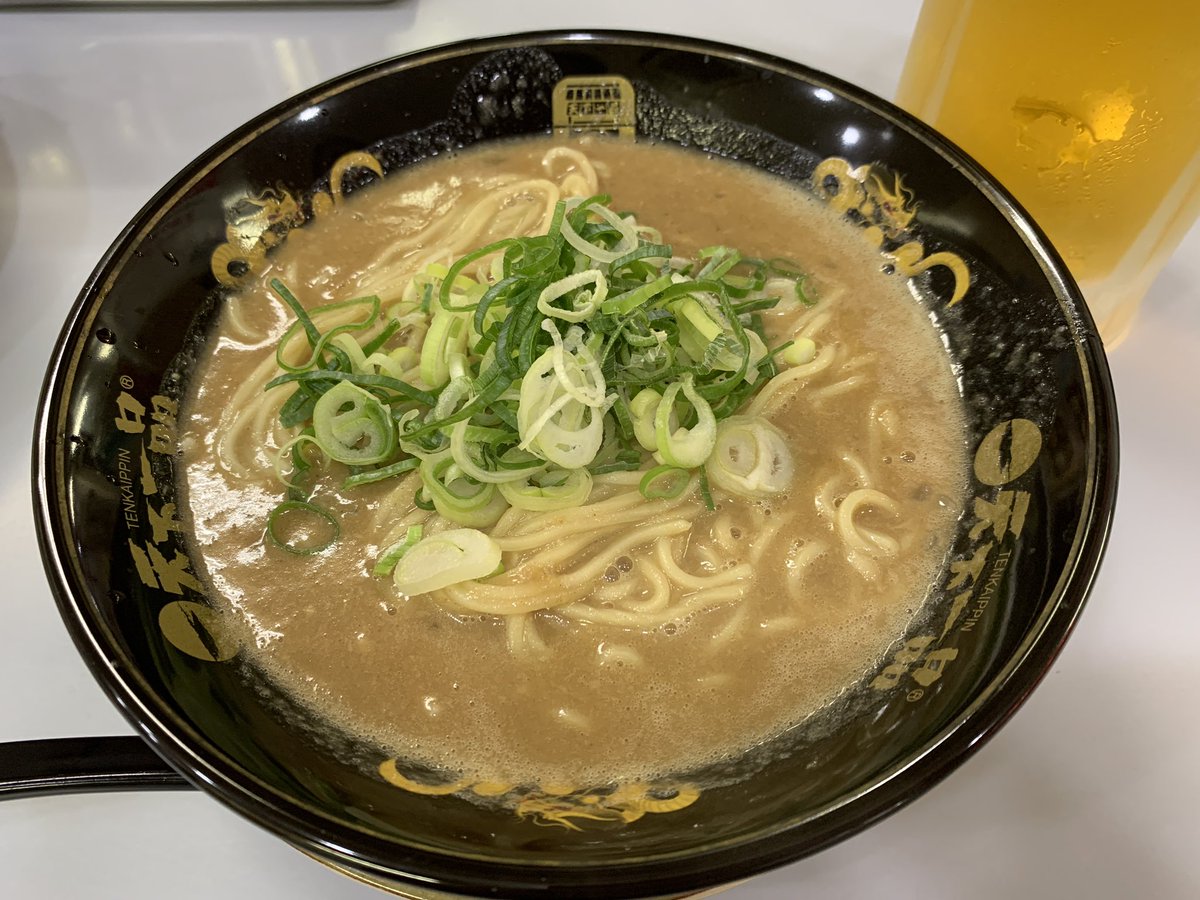 chikoneesan's tweet photo. 意外と残ってた超こってり🍜
ネタになるしと注文。
ネギしか乗ってへんけど玉ねぎの食感が良くスープが絡む絡む👍
何キロカロリーなんやろ？
もうすぐ健康診断😱
#天下一品二条駅前店 #天下一品超こってり #超こってり https://t.co/N257jT3DCQ