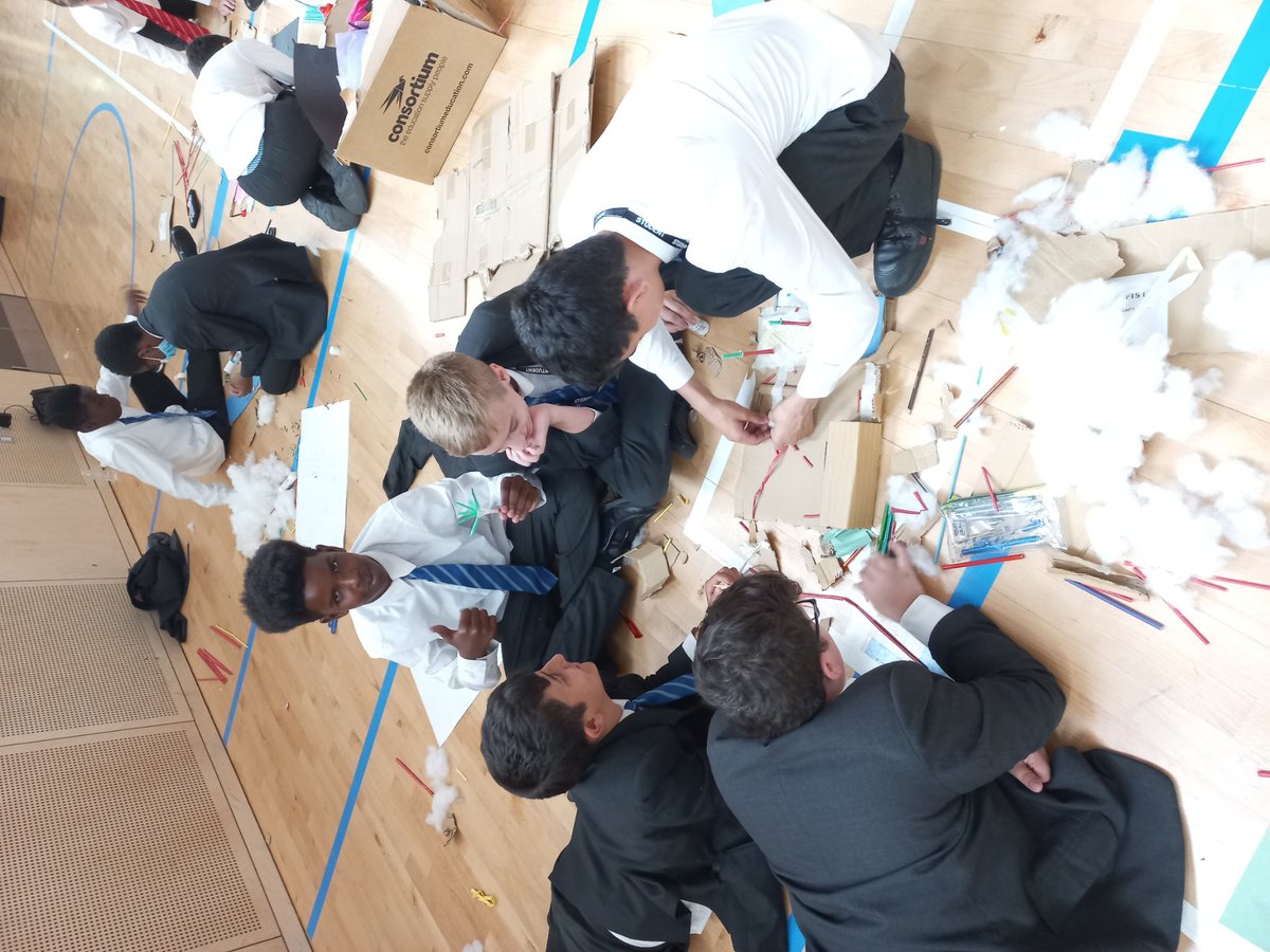 FulhamBoys_DOD's tweet image. Y8 @FBS_Brunel &amp;amp; Dickens busy designing their rooftop beaches as part of the @BerkeleyGroupUK residential development in White City! Some really imaginative and boundary pushing ideas @FBS_Enterprise @fulhamboys