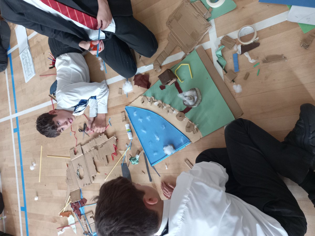 FulhamBoys_DOD's tweet image. Y8 @FBS_Brunel &amp;amp; Dickens busy designing their rooftop beaches as part of the @BerkeleyGroupUK residential development in White City! Some really imaginative and boundary pushing ideas @FBS_Enterprise @fulhamboys