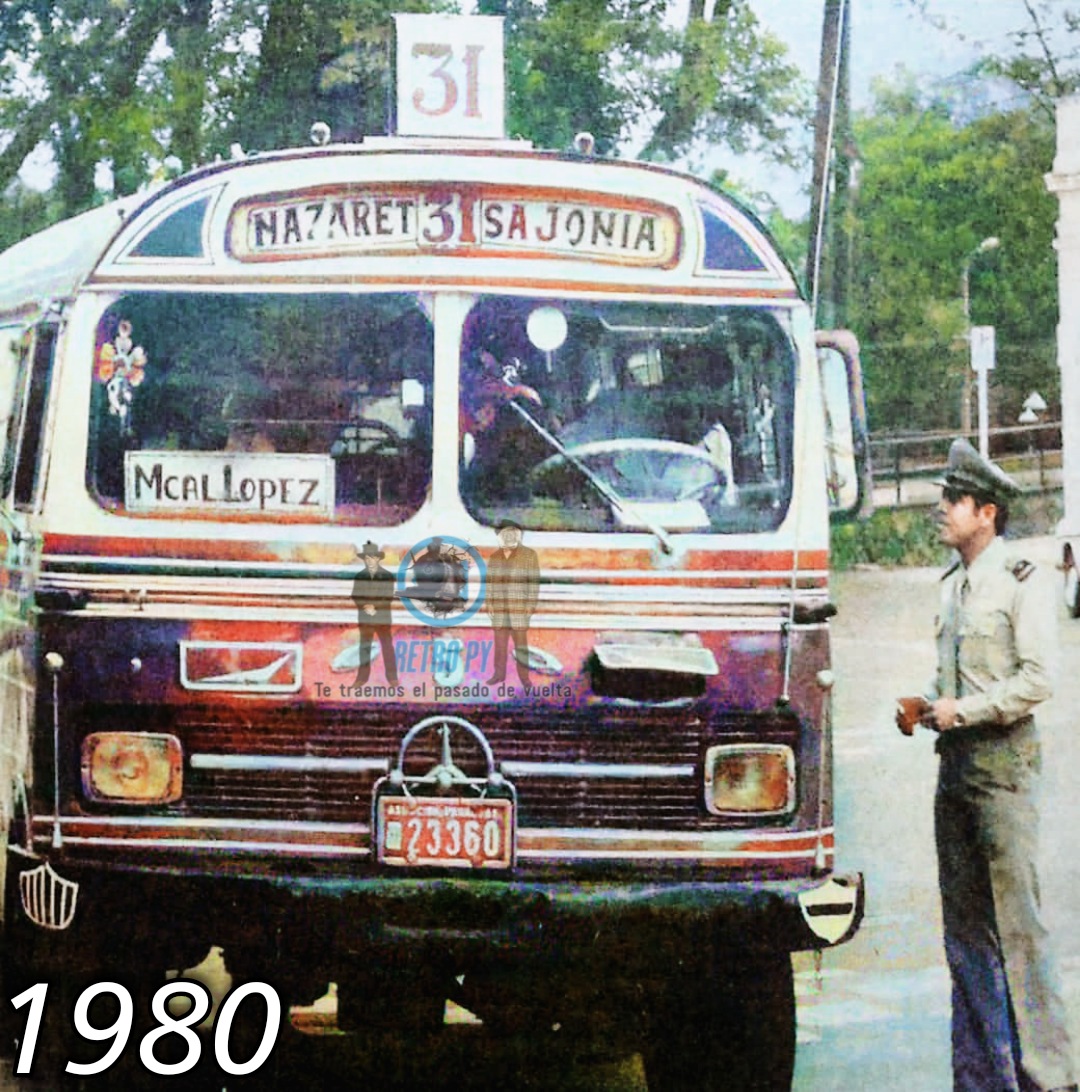 ¡Buen día!
Excelente jornada para todos
Un policía de tránsito conversando con un chófer del línea 31 sobre la Avda Mcal. López.