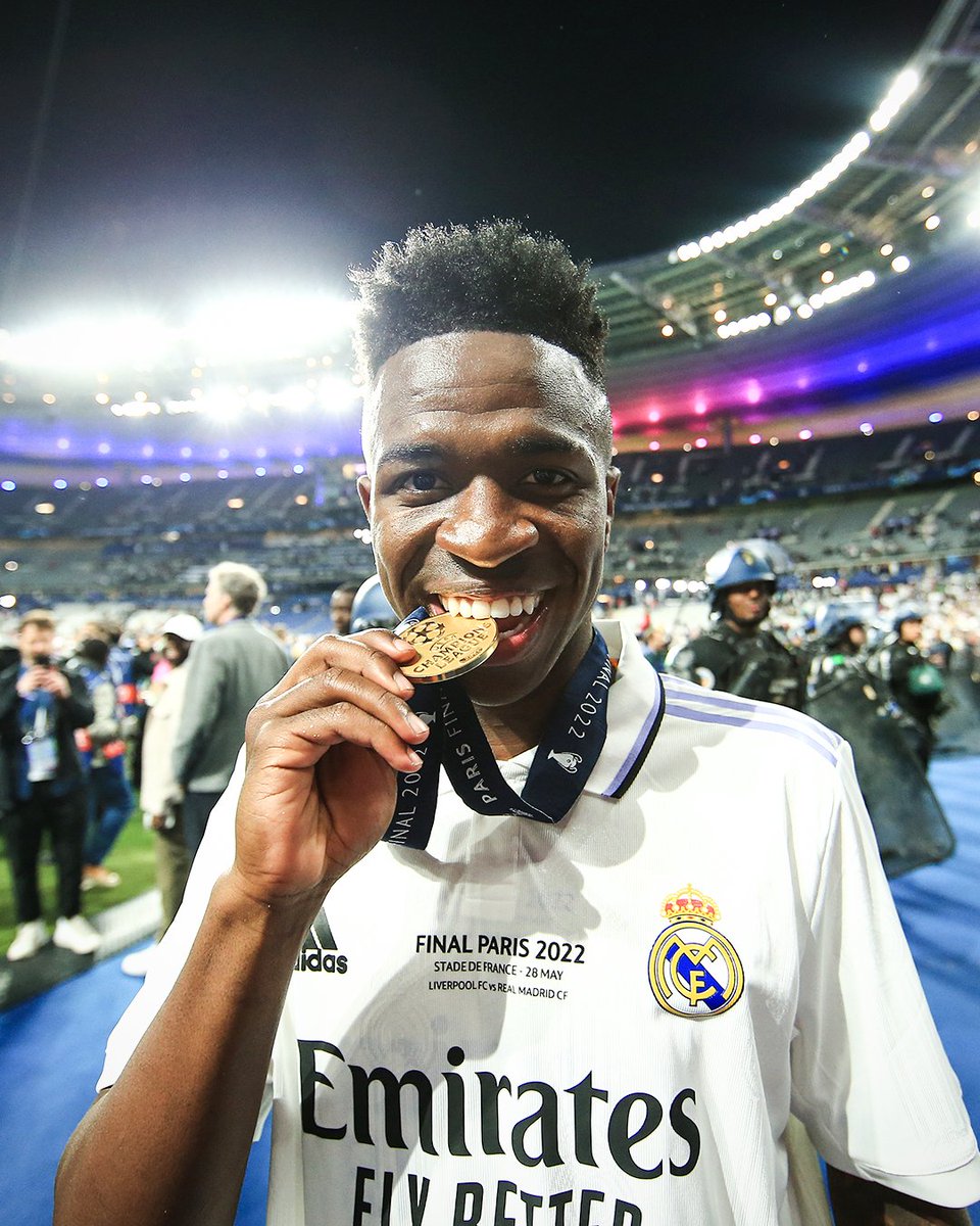brfootball's tweet photo. ▪️ 22 goals, 20 assists
▪️ Champions League 
▪ La Liga
▪️ Spanish Super Cup
▪️ New deal incoming

Vinícius Júnior turns 22 today. He had himself a 2021-22 to remember ​​🔥 https://t.co/jqTazZCtLr