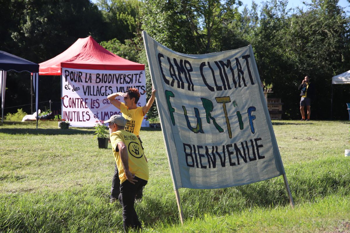 La ZAD d’Orcet a été soutenue par différentes associations venues pour l’occasion le dimanche après-midi, comme la LPO, la confédération paysanne ou encore terre de liens. 🌿🐦

📸crédit photo: Amael Lebigot et le groupe local du Puy-de-Dôme