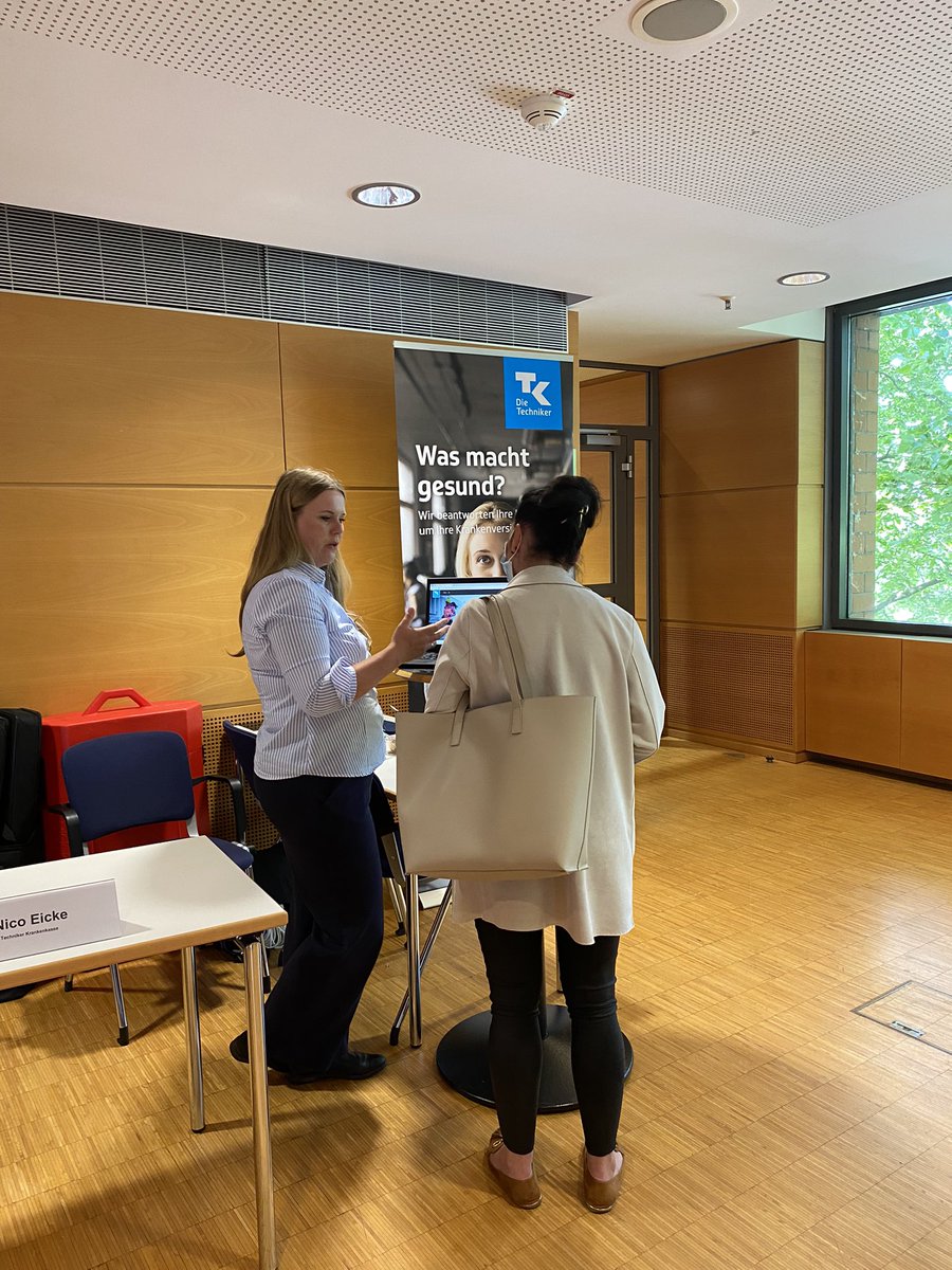 TKinNI's tweet photo. In der Mittagspause ist Zeit für einen Besuch auf dem #MarktderMöglichkeiten u.a. mit der @Nebolus_App, mit der sich spielerisch #Gesundheitskompetenz fördern lässt. @TAltgeld @Metropolregion_ @startupnds @LVGundAFS #GesundheitDigitalNDS https://t.co/Aykh97Oe4q