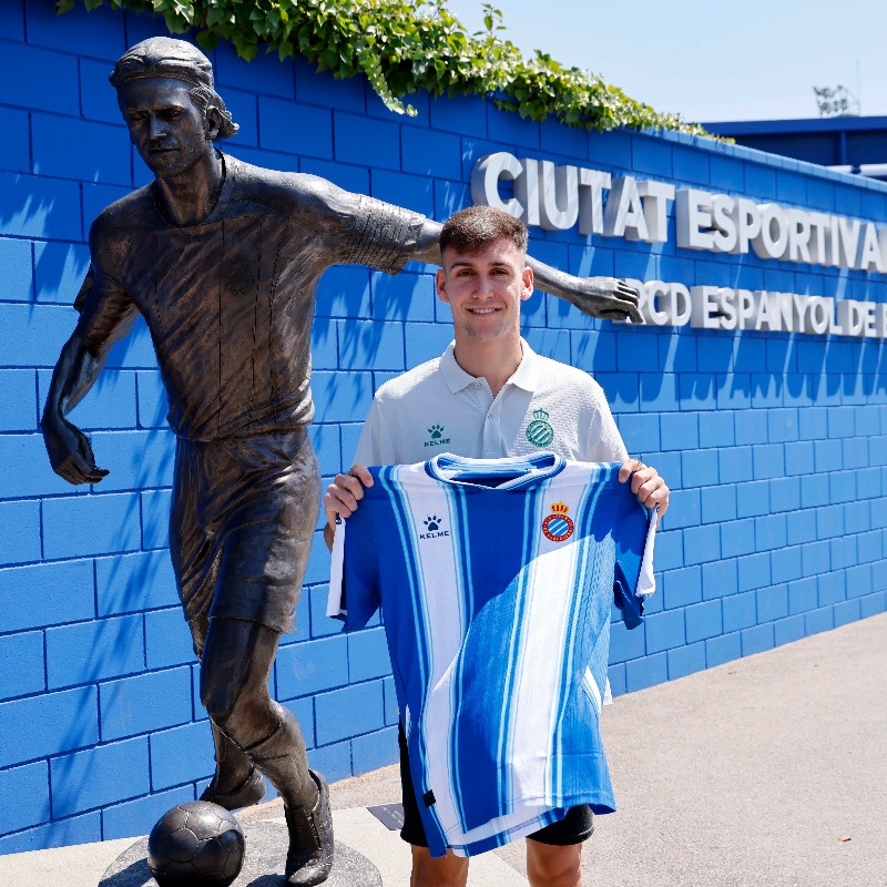 RCDE_La21's tweet photo. ✍️ @joanpuig_4, perico!

👉 El lateral esquerra arriba procedent de la @UE_CostaBrava i firma per 3 temporades

💙 Benvingut, Joan!

#RCDE | #planterRCDE