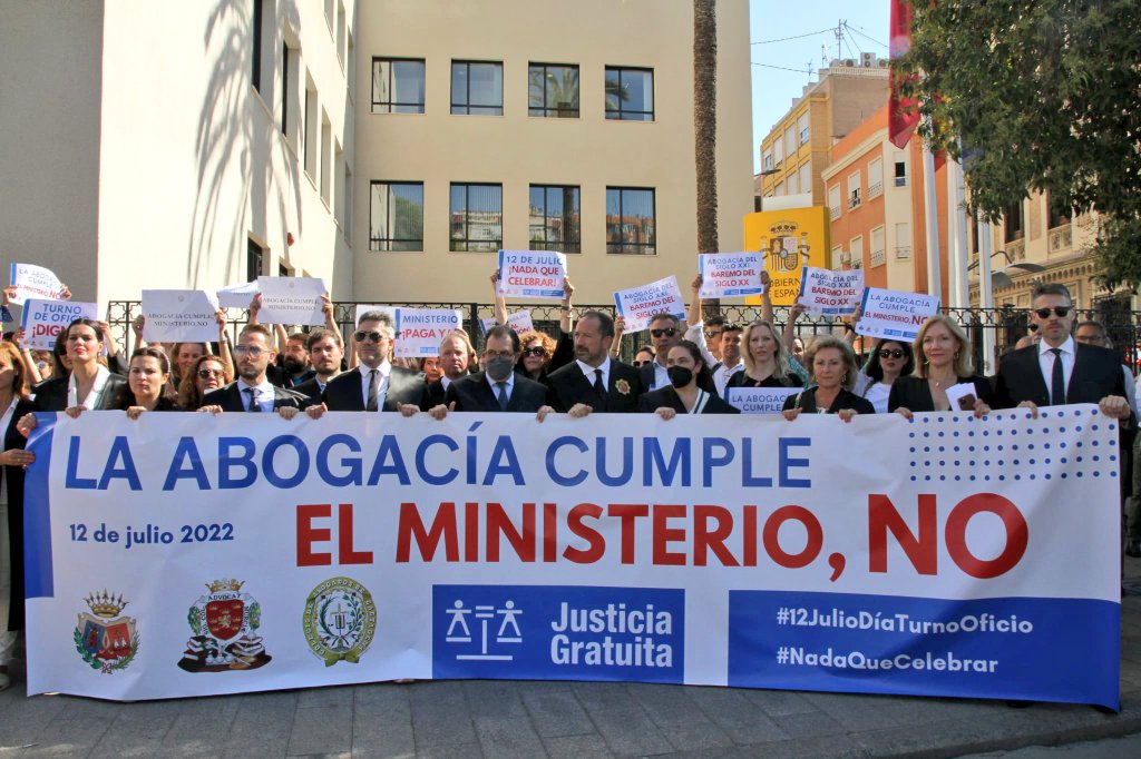 🗓️ En el #DíaDelTurnoDeOficio hemos acudido a la manifestación para reivindicar el maltrato endémico que sufrimos los abogados del #TurnodeOficio.

🏛️ Los profesionales de este servicio necesitamos que se reconozca nuestra labor por una JUSTICIA DIGNA Y DE CALIDAD.

#12DeJulio