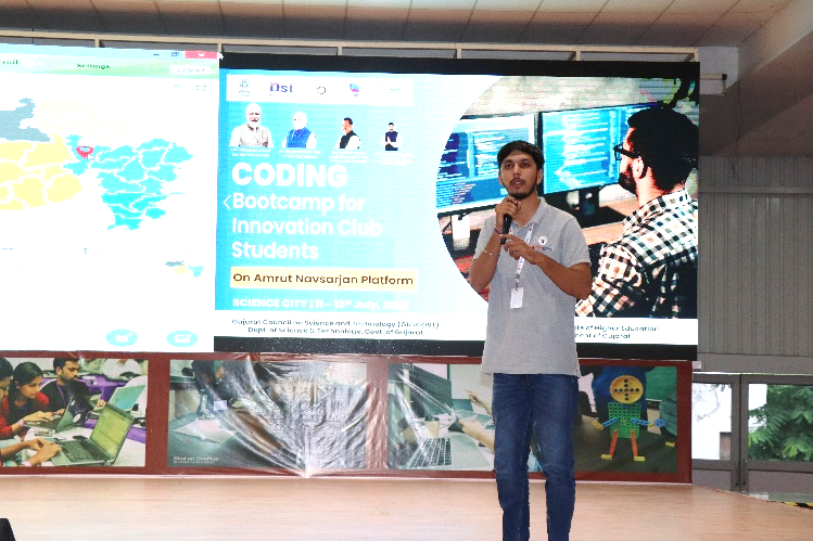 InnoClubCHE's tweet photo. 𝐈𝐧𝐯𝐞𝐧𝐭𝐢𝐧𝐠 𝐛𝐞𝐭𝐭𝐞𝐫 𝐟𝐮𝐭𝐮𝐫𝐞

Day-1
Date: July 11, 2022 

Students are designing application by using advance Block Coding on Amrut Navsarjan Platform in Vernacular language.

#innovation #startups #students #education #ssip #ihubgujarat #GUJCOST https://t.co/YQ7zpNPXq4
