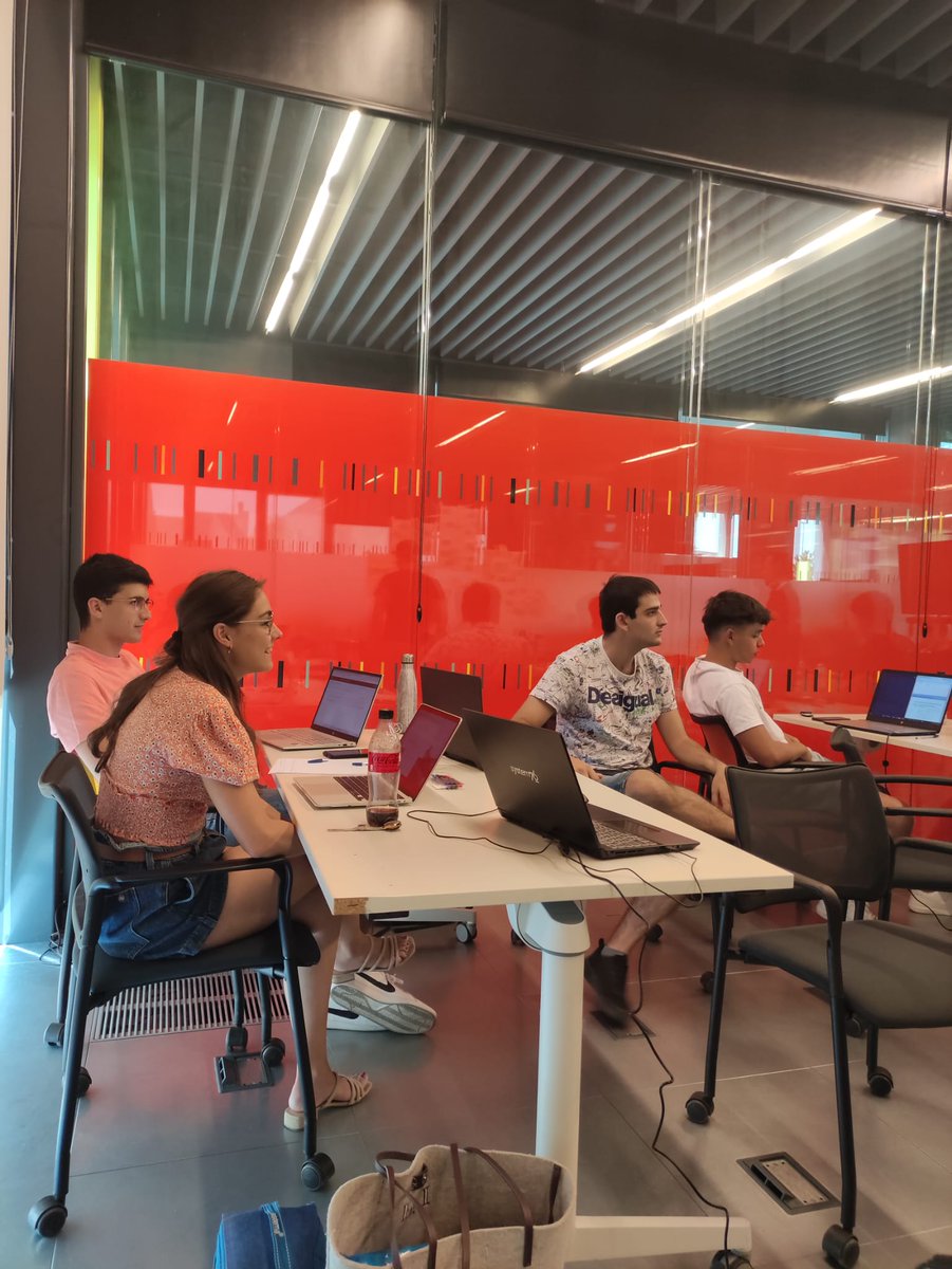 Hoy ha venido a ver nuestros proyectos Fernando Martin de <a href="/ai_dost/">Dost</a> (mydost.ai/es/inicio/). 
Junto a nuestros participantes, han compartido ideas y consejos en una pequeña charla.🖥️

Si tu también quieres conocer mas de los proyectos, no dudes en acércate a <a href="/LaNaveMadrid/">La Nave</a> 👌