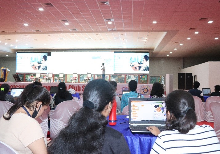 InnoClubCHE's tweet photo. 𝐈𝐧𝐯𝐞𝐧𝐭𝐢𝐧𝐠 𝐛𝐞𝐭𝐭𝐞𝐫 𝐟𝐮𝐭𝐮𝐫𝐞

Day-1
Date: July 11, 2022 

Students are designing application by using advance Block Coding on Amrut Navsarjan Platform in Vernacular language.

#innovation #startups #students #education #ssip #ihubgujarat #GUJCOST https://t.co/YQ7zpNPXq4