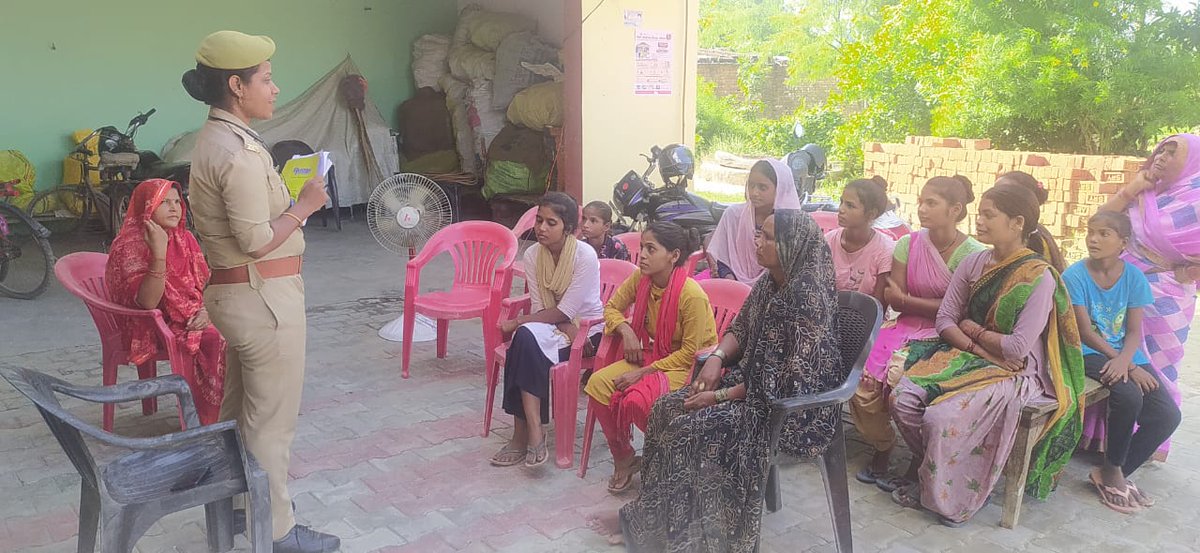 walterganj's tweet photo. #BastiPolice #मिशनशक्ति (नारी सुरक्षा,नारी सम्मान,नारी स्वावलंबन) #MissionShakti के तहत थाना वाल्टरगंज में महिलाओं/बालिकाओं को हेल्पलाइन नम्बरों-1090/181/1098/112/ 1076 के बारे मे जागरूक किया गया। 
@bastipolice 
@digbasti 
@Uppolice https://t.co/IIODl47JUC