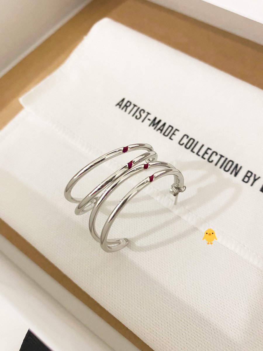 solaceminie's tweet photo. an early birthday gift to myself 🫶🏻 fia finally a jimin red carving earring haver !! https://t.co/HmfxBnOoQI