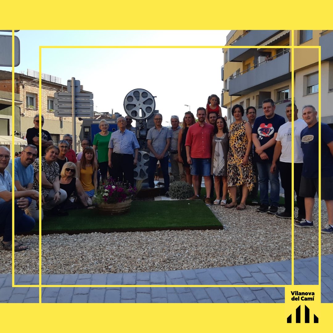 ERC_Vilanova's tweet photo. El passat dijous vam assistir a la inauguració de la rotonda del Rovy, on les seves obres de jardineria i remodelació s'ha completat amb la instal·lació de la màquina original amb la qual es projectaven les pel·lícules al Rovy.
#ERCVilanova #VilanovadelCamí https://t.co/3GuWgMrhMD