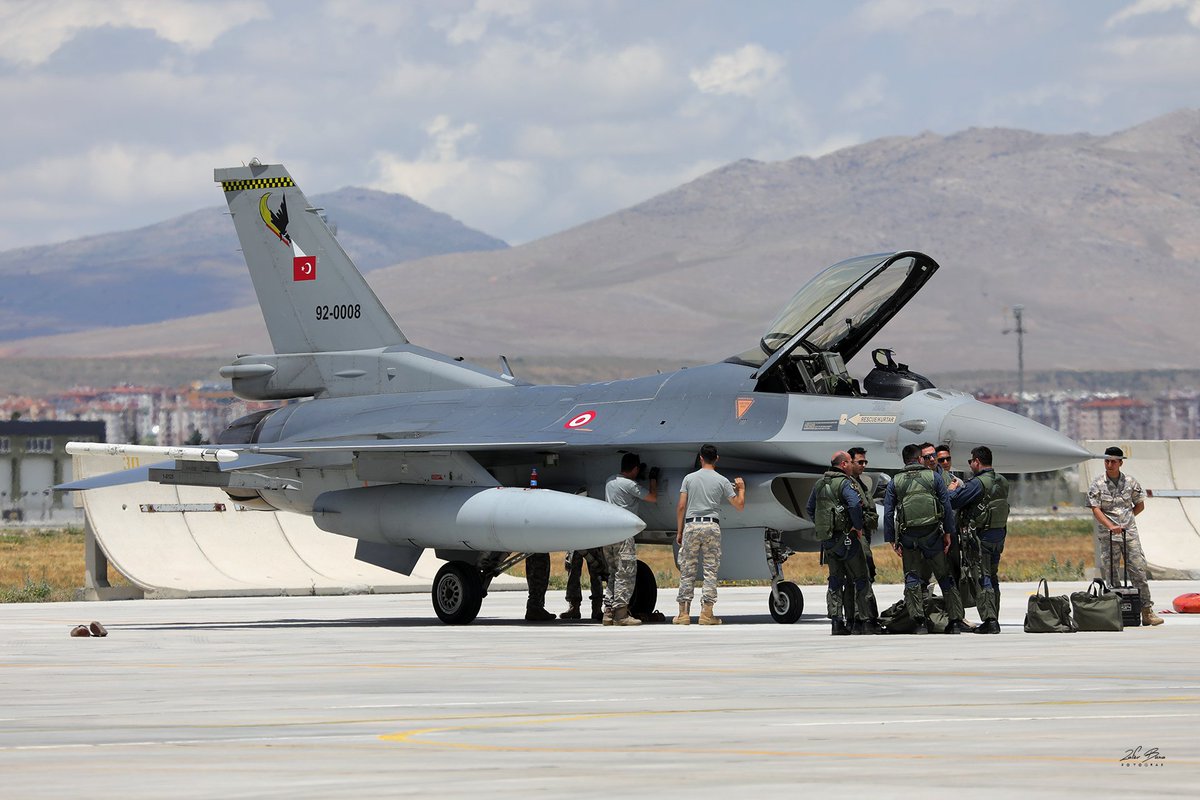 zaferbuna's tweet photo. Görev dönüşünde 161.Filo pilotları uçak başında kritik yaparken, bakım ekipleri de ögleden sonraki uçuş için hazırlıklarını gerçekleştirmekte.
#AnadoluKartalı2022 #AnadoluKartalıTatbikatı #161Filo #TürkHavaKuvvetleri https://t.co/0ZegF7KDhe