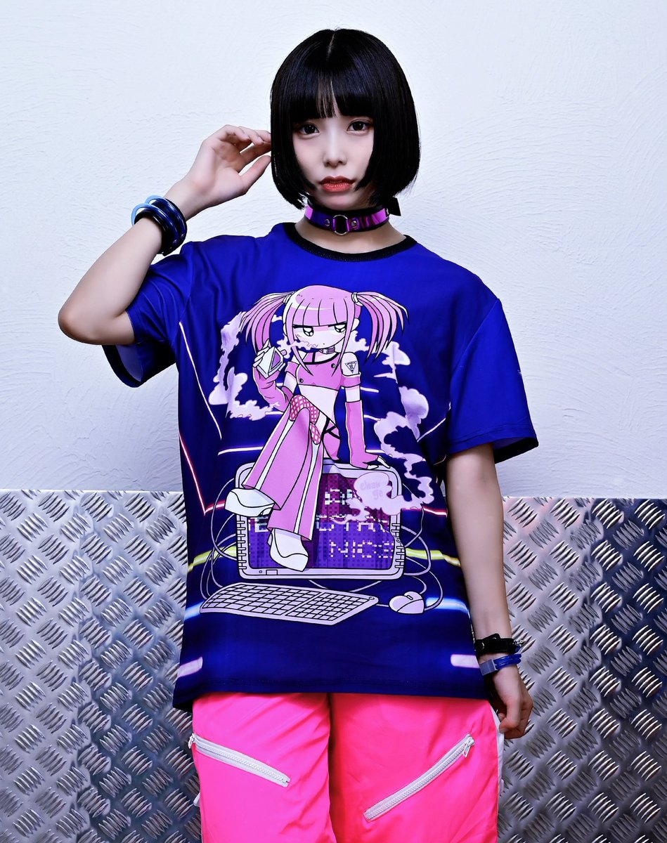 achimobee's tweet photo. 【メンヘラチャン × 江崎びす子 × AIKA ELECTRONICS】

今回も着用モデルをご担当してくださったのは必殺エモモモモ7(@emo7official )の💤ゆうかりん💤さま( @emo_yukarin )とオロナミンゆい🍋さま(@emo_yuiyui )❣️
カワイイモードが脳天直撃💙ポップカルチャーを駆け抜けるエモ扇風をご堪能あれ🌈✨ https://t.co/ZmHJI22a6j