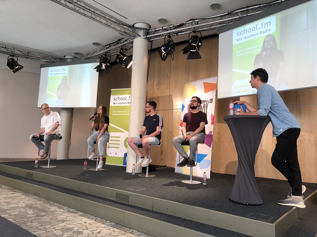 Pleimfeldner's tweet photo. Und nun reden 50 Schüler*innen mit @hrPresse Schaffenden über ihre Jobs. Mit dabei @JanEggers (Datenjournalist) Christine Schulmayer (Social Media Landtagskorri), Robin Müller (Mediengestalter in Bild und Ton), Sohiel Partoshoar (Redaktions-Volontär) https://t.co/Gd3KJmemC2