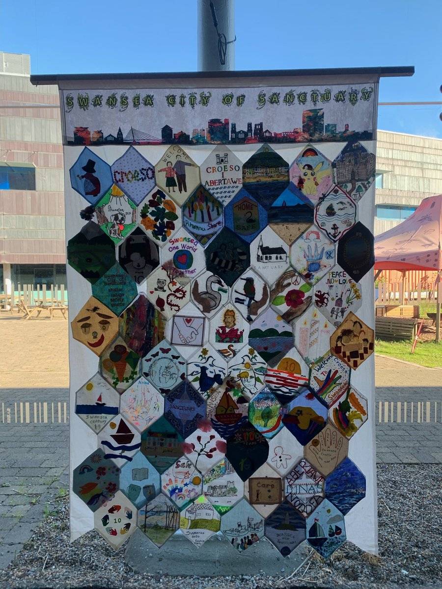 The_Waterfront's tweet photo. Ydych chi wedi gweld Arddangosfa Adref Oddi Cartref eto? Darganfyddwch straeon y rhai sydd wedi ceisio noddfa yn #Abertawe a sut maen nhw wedi helpu i siapio'r ddinas i ddod yn ofod mwy croesawgar. Mae'r Arddangosfa ar agor tan 17 Gorffennaf. https://t.co/hY8SRAFwvN #Noddfa 🕊️ https://t.co/QcnYkF5IKN