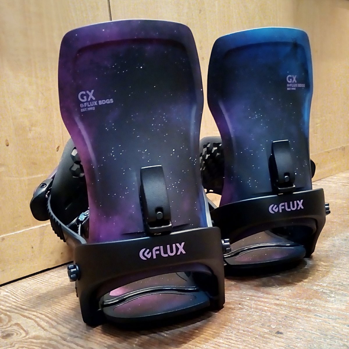 jack_snow's tweet photo. 【FLUX】GXは女性用カービング、ハードライディング向きバインディング。
左右で色違い、星空を彩ったグラフィックが好評です💕
※FLUX各モデル残り少なくなって参りました。ご購入予定の方はお早めにお願い申し上げます🙏🙏
#fluxxf #fluxcv #ジャパンクオリティ #fluxds #fluxbindings #fluxgx https://t.co/iwE0VZAAGf