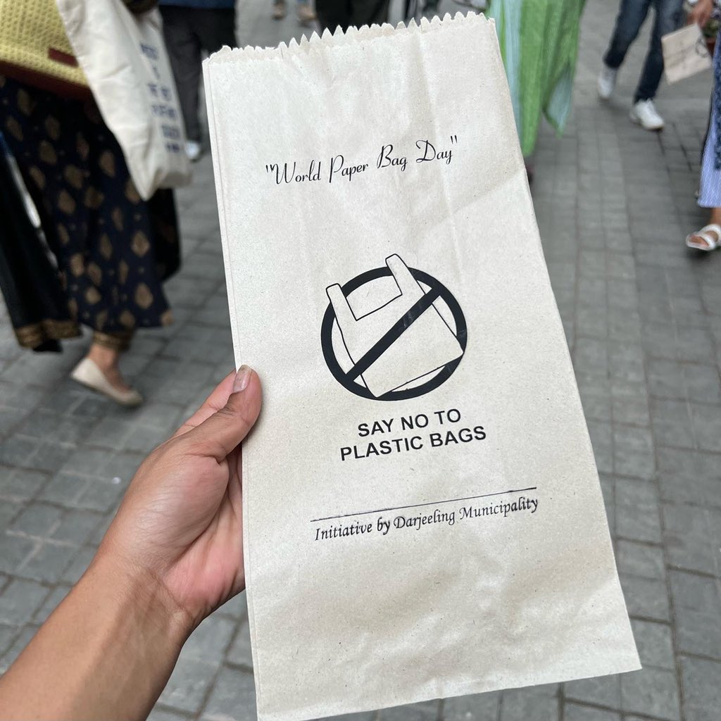 djmunicipality's tweet photo. Let’s take a pledge and do our bit for our environment - today the team Darjeeling Municipality spread awareness about using paper bags instead of plastic to help reduce plastic pollution.

#worldpaperbagday https://t.co/4Aw1bRgM59