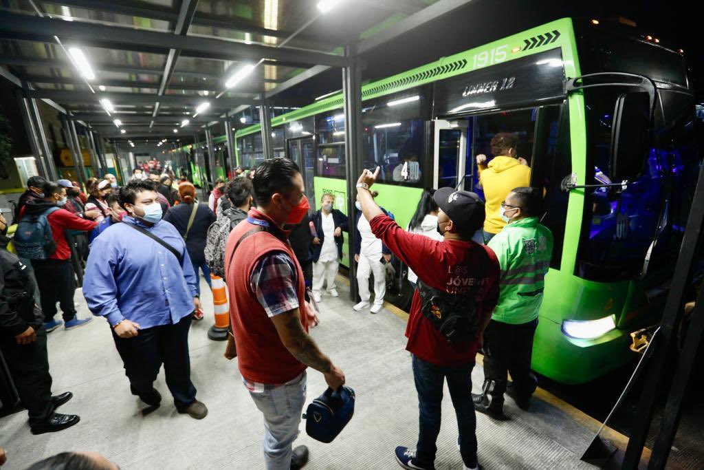 Claudiashein's tweet photo. L@s jóvenes no podían faltar en el operativo de transporte, gracias al @InjuveCDMX por el apoyo. 

Son 350 compañer@s divididos en tres turnos para orientar a la ciudadanía. 

Sin duda #LosJóvenesUnenAlBarrio. https://t.co/yj7x4ButaV