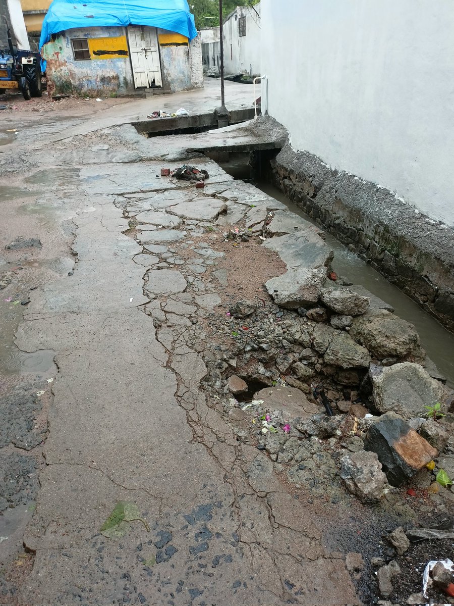 AARMANSIDDIQUI's tweet photo. @MC_Karimnagar @MCK_Enggwing @HelpMck kindly inspect as this pothole is increasing day by day and causing inconvenience to the people around the street.Adress: beside Sawaran urdu medium school,osmanpura and moreover 1 car tyre  and 2 bikes have been fallen and luckily escaped https://t.co/Lzd8dTikzs