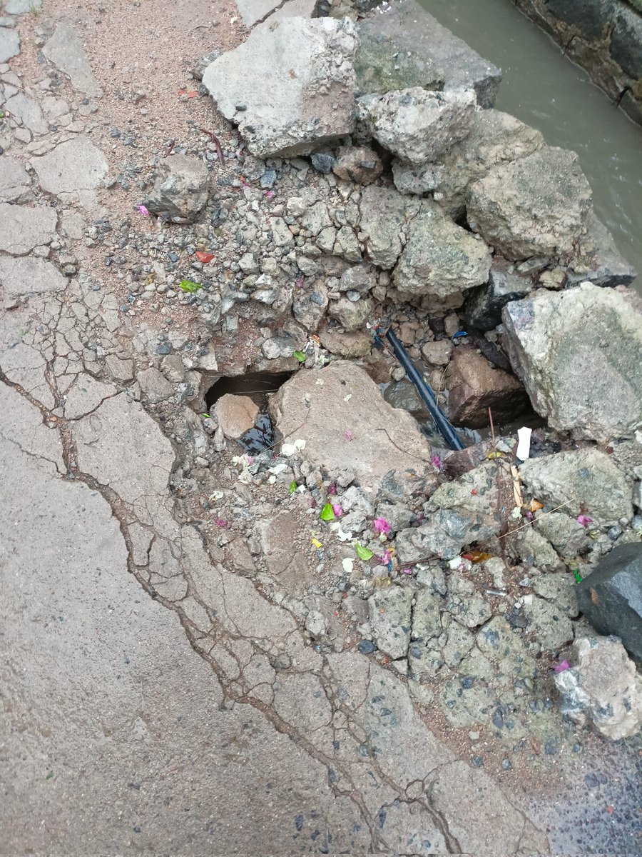 AARMANSIDDIQUI's tweet photo. @MC_Karimnagar @MCK_Enggwing @HelpMck kindly inspect as this pothole is increasing day by day and causing inconvenience to the people around the street.Adress: beside Sawaran urdu medium school,osmanpura and moreover 1 car tyre  and 2 bikes have been fallen and luckily escaped https://t.co/Lzd8dTikzs