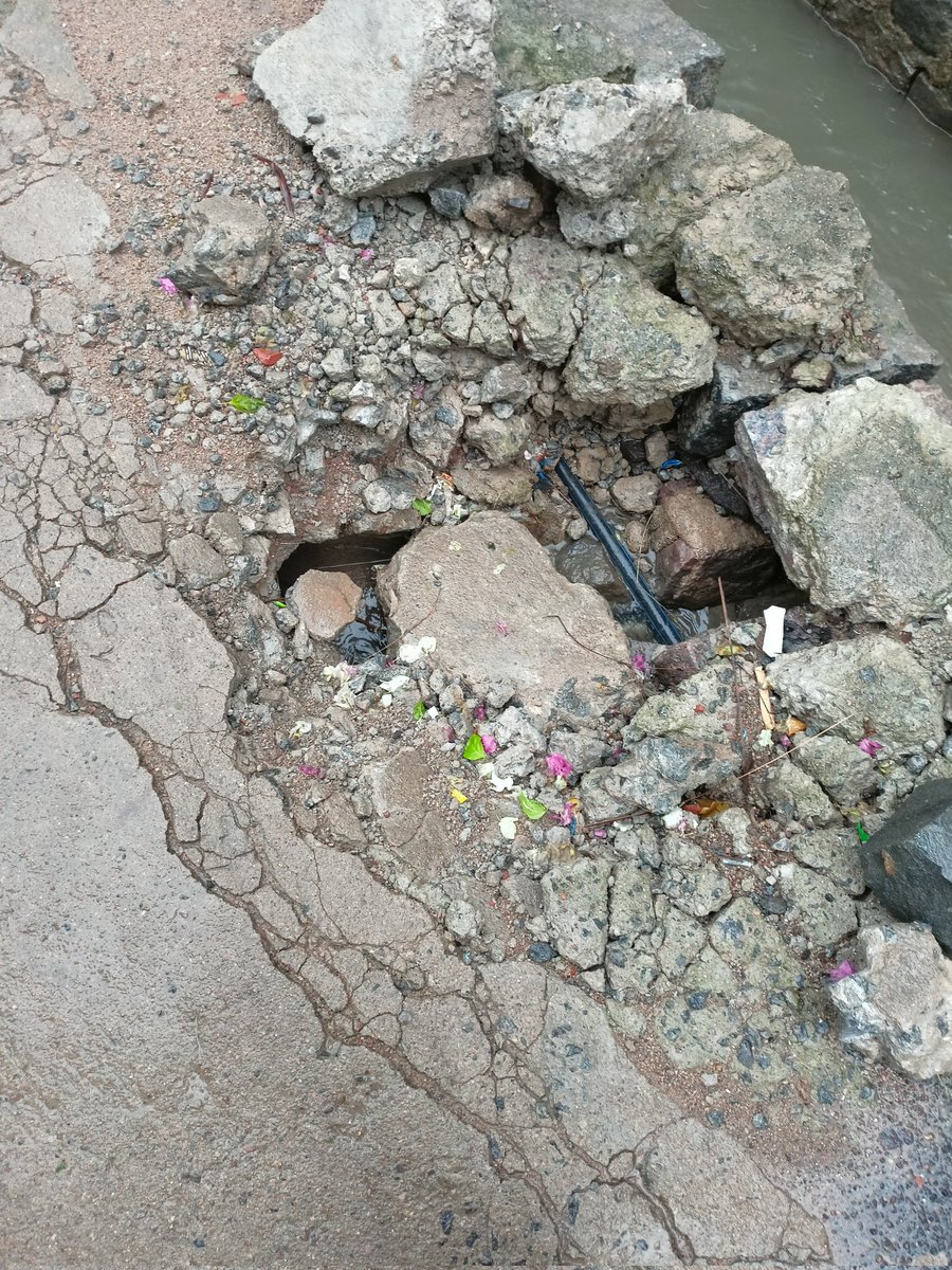 AARMANSIDDIQUI's tweet photo. @MC_Karimnagar @MCK_Enggwing @HelpMck kindly inspect as this pothole is increasing day by day and causing inconvenience to the people around the street.Adress: beside Sawaran urdu medium school,osmanpura and moreover 1 car tyre  and 2 bikes have been fallen and luckily escaped https://t.co/Lzd8dTikzs