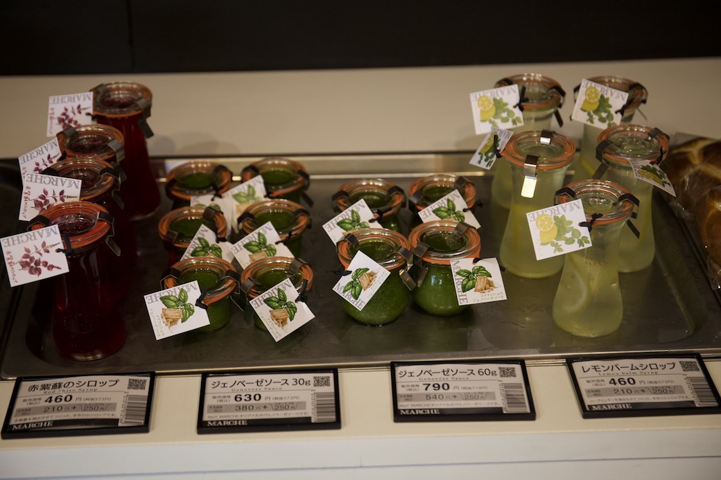 may_marche_'s tweet photo. 7月9日のMaY MARCHEも、ご来店いただきありがとうございます✨
カラフルな野菜の種類も増えてきて、夏野菜の販売も間近になってきました🍆🍅🌽
新にんにくや花ズッキーニは今時期限定の季節の食べ物で、それを目当てでマルシェにいらっしゃる方も多いです💡
次回の販売品も楽しみにお待ちください😊 https://t.co/oJ90KpmpfC