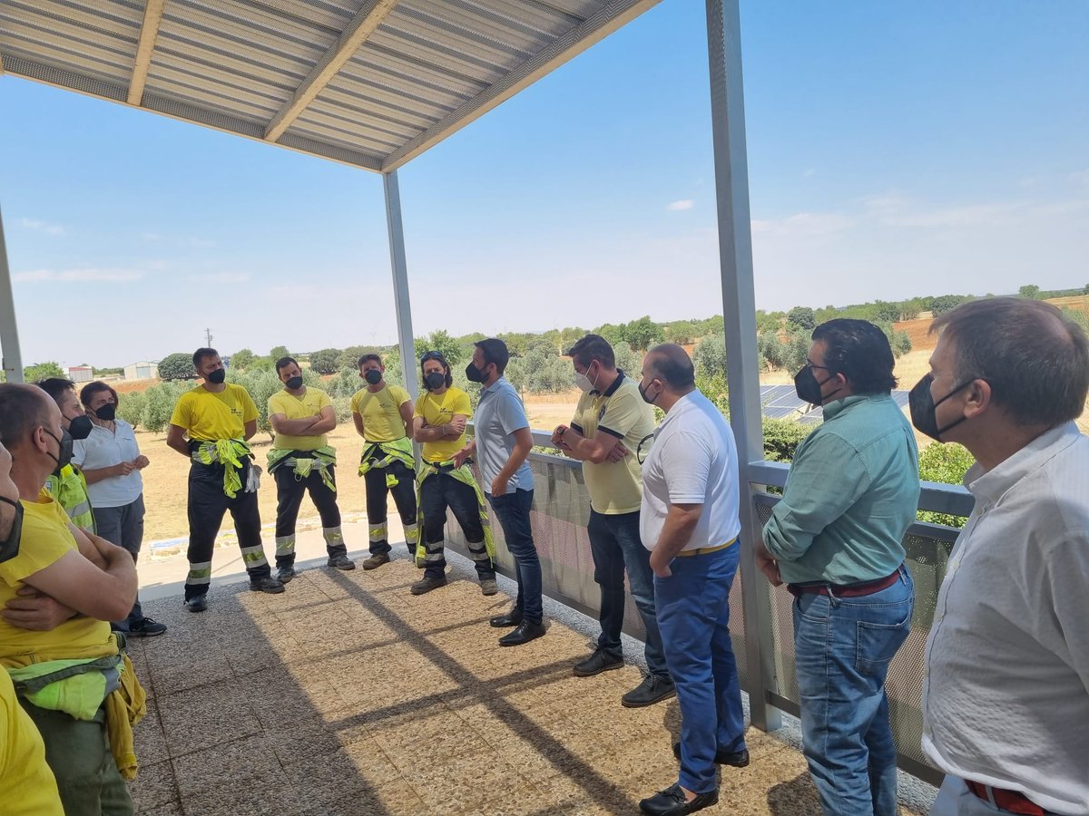 DSostenibleCLM's tweet photo. ✅MEDIO NATURAL Y BIODIVERSIDAD

🏞️El consejero @JL_escudero visita la base retén helitransportada de lucha contra #incendios 🔥de Villahermosa #CiudadReal junto a su alcalde #AngelCano, para agradecer a los #bomberosforestales su trabajo en plena campaña #iiff

@Plan_INFOCAM https://t.co/6AiMI3Mtp4