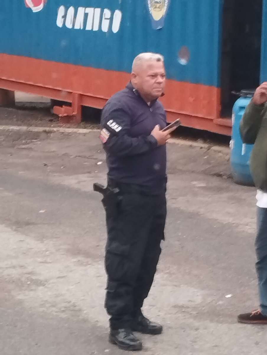 gaudymarval's tweet photo. Funcionarios de tránsito y bloque unido de San Antonio alegan que la @LaWawaVzla es pirata @FMCENTER @TarekWiliamSaab @josyfernandez https://t.co/EnTpWwkOYs