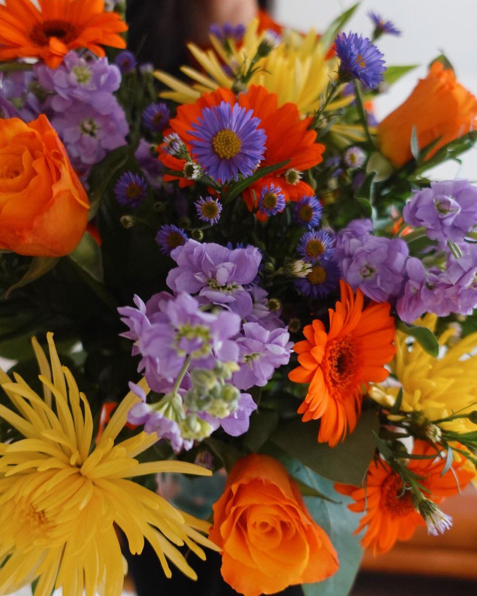 PostaRose's tweet image. Bring the sunshine inside with our delightfully bright Sunshine Bouquet ☀️

A vibrant array of orange roses, purple aster, yellow anastasia blooms, alstroemeria and orange gerbera all complimented with fragrant lilac stocks and eucalyptus foliage.

ow.ly/QFLI50JTLJt