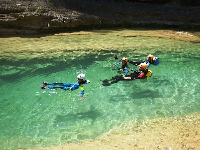 La #SierradeGuara es el destino ideal para disfrutar del descenso de barrancos en familia o con amigos. +info: guara.org

Plan recomendado por #revista #viajarconhijos
