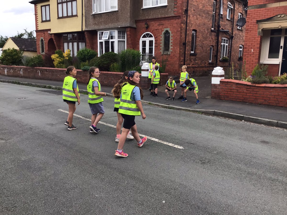year4wja's tweet photo. 4BE are becoming road safety experts 🚦🤚🏽👀👂🏾🧠 #besafebeseen #stoplooklistenthink #steppingout @whitchurchCEFed @StBartsTrust https://t.co/OXE3WCXa6q