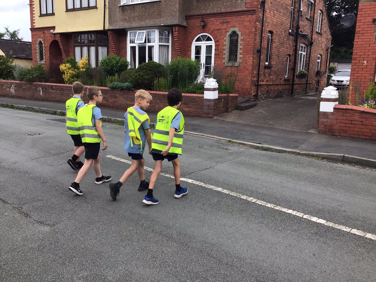 year4wja's tweet photo. 4BE are becoming road safety experts 🚦🤚🏽👀👂🏾🧠 #besafebeseen #stoplooklistenthink #steppingout @whitchurchCEFed @StBartsTrust https://t.co/OXE3WCXa6q