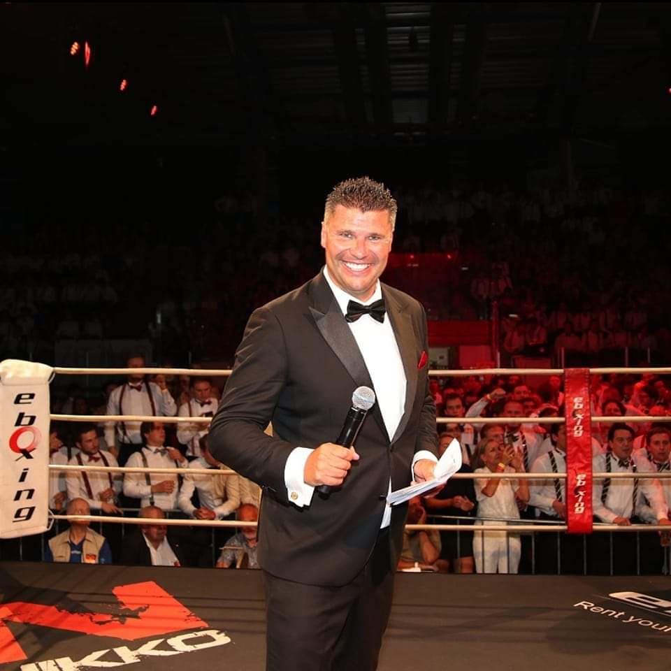 BoxingMCRay's tweet photo. ❗🎙️FIGHT NIGHT IN THE SILVERDOME🎙️❗
Wat een avond was dit! Meer dan 3️⃣0️⃣0️⃣0️⃣ toeschouwers in een bomvolle SilverDome in Zoetermeer. Never a dull moment! I ♥️ my job!
#RingAnnouncer #BoxingMC #ShowBusiness #Entertainment #FightNight #ShowBizz #MC #Ready2Rumble #Silverdome https://t.co/IgkPMmEZZT