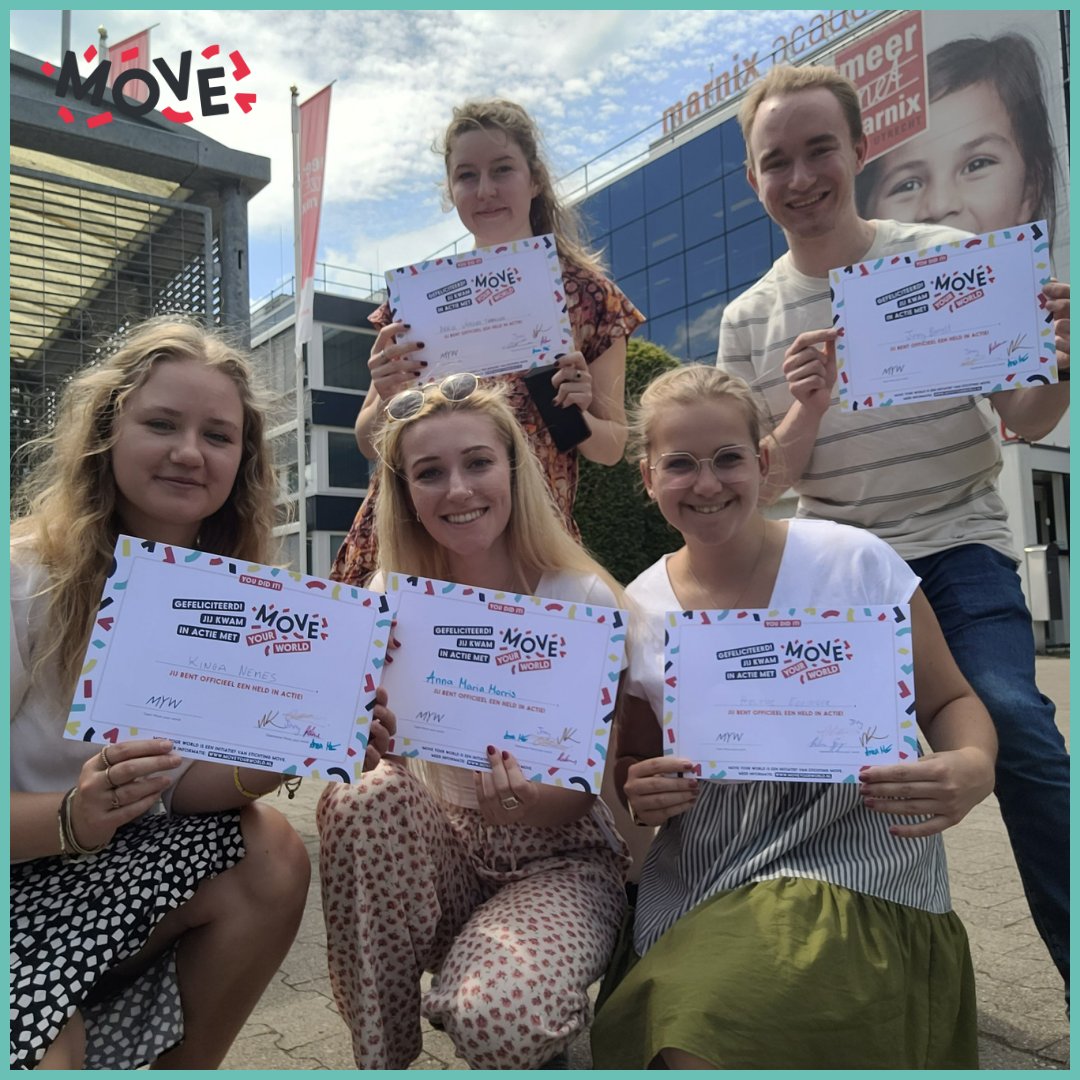 StichtingMove's tweet photo. Deze diploma's zijn dik verdiend! πͺ
Internationale studenten deden mee aan een uitwisseling op de Marnix Academie. Samen met groep 7 & 8 van basisschool De Boemerang, organiseerden zij een feestelijke activiteit voor alle leerlingen van de school.
#movejebuurt #stichtingmove https://t.co/51a1gYue0j