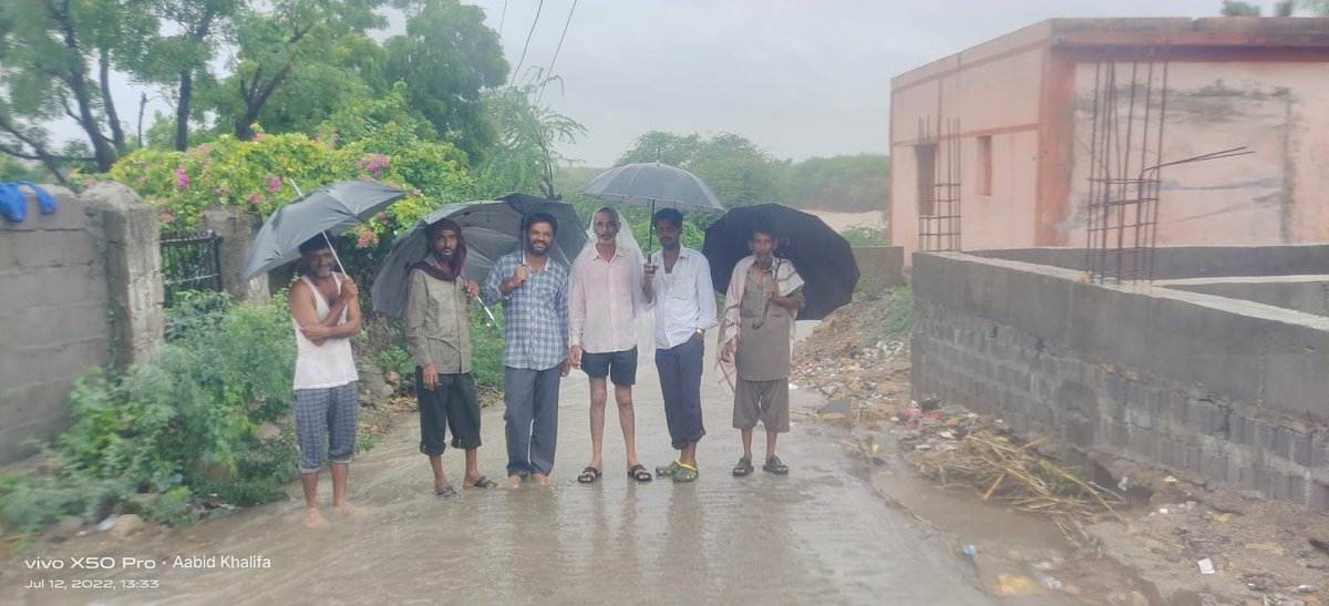 SDM_Abdasa's tweet photo. અબડાસા તાલુકામાં વધુ વરસાદના કારણે નુંધાતડ ના કુલ ૨૮ અને કોઠારમાં કુલ ૮ વ્યક્તિઓને સલામત સ્થળે પ્રાથમિક શાળામાં સ્થળાંતર કરેલ છે. તેમજ તેમના જમવા અને અન્ય જીવન જરૂરીયાત વસ્તુઓની વ્યવસ્થા કરેલ છે. અબડાસાના લોકોને જરૂરીયાત વગર બહાર ના નીકળવા વિનંતી છે.@CollectorKutch @pkumarias https://t.co/GaozwwQ6PD