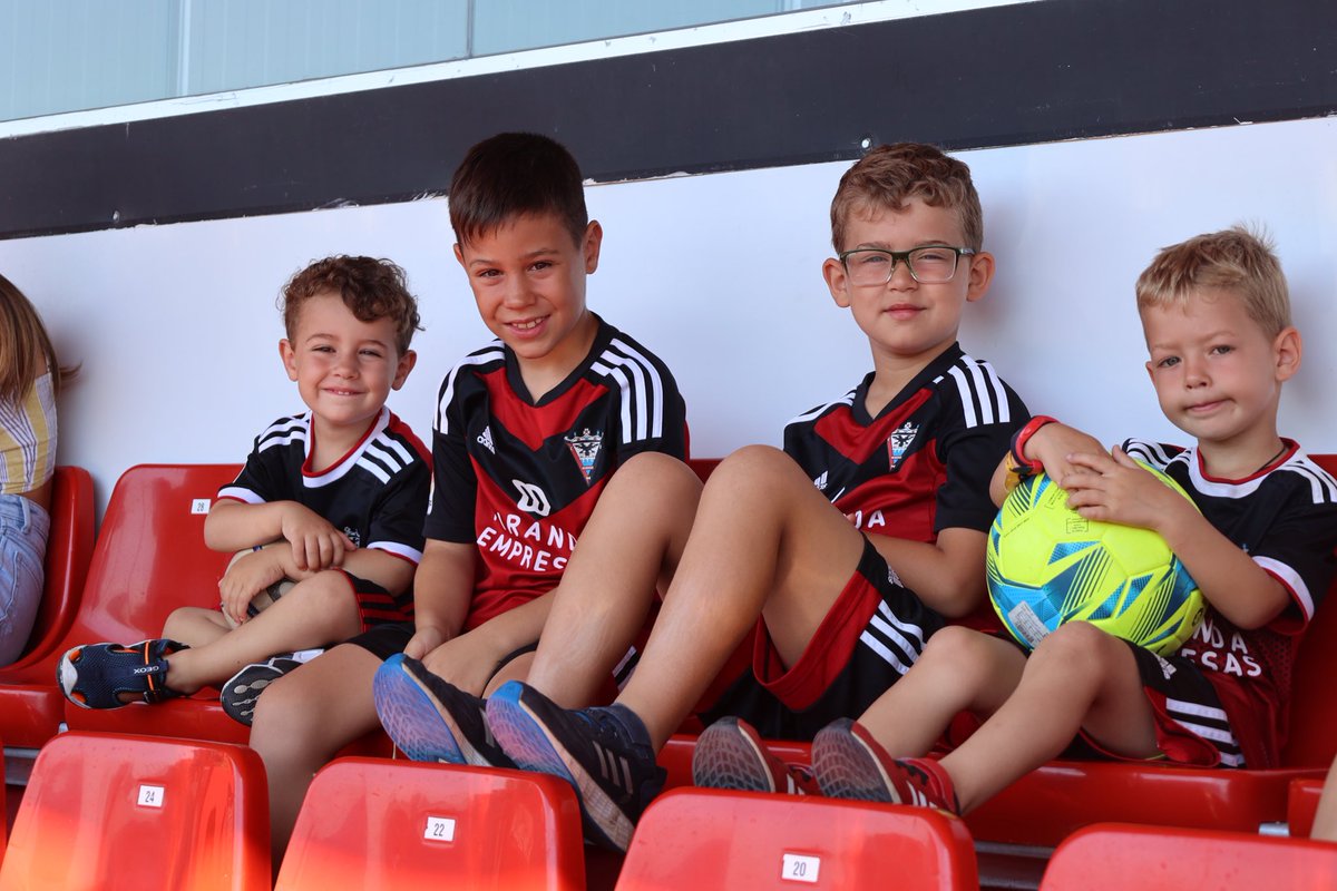 🙏🏻 ¡Felizmente acompañados en nuestro primer entrenamiento de la #PretemporadaCDM ! 😊🥰 #AúpaMirandés ❤️🖤