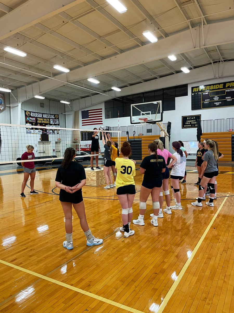 Riverside_Vball's tweet photo. Day 1 of the Middle/Right-side Hitter skills camp was a success! We are looking forward to Day 2 with:

-@PlassardArtRoom (@ScotsVB alumn)
-@kylieosborn7 (@IUPVB alumn)
-@coachkrnac 
-@MissPlassard https://t.co/fBAESuyvpg