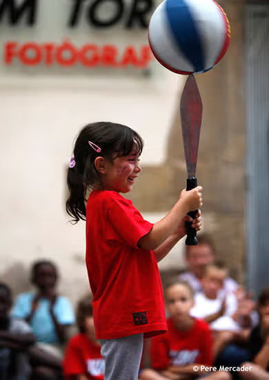 EscenaFamiliar's tweet photo. @Firacircbisbal | Clown, malabars, acrobàcies, equilibrisme… i fins i tot baldufes! Parlem de la Fira del Circ al Carrer de la Bisbal d’Empordà.

🗓 Del 15 al 17 de juliol.
🤸🏾27 espectacles de 36 companyies.

🔗 Tota la info i programació: https://t.co/CGva6mX5B7 https://t.co/A3j6UZ8b21