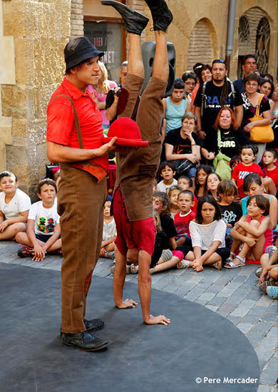 EscenaFamiliar's tweet photo. @Firacircbisbal | Clown, malabars, acrobàcies, equilibrisme… i fins i tot baldufes! Parlem de la Fira del Circ al Carrer de la Bisbal d’Empordà.

🗓 Del 15 al 17 de juliol.
🤸🏾27 espectacles de 36 companyies.

🔗 Tota la info i programació: https://t.co/CGva6mX5B7 https://t.co/A3j6UZ8b21