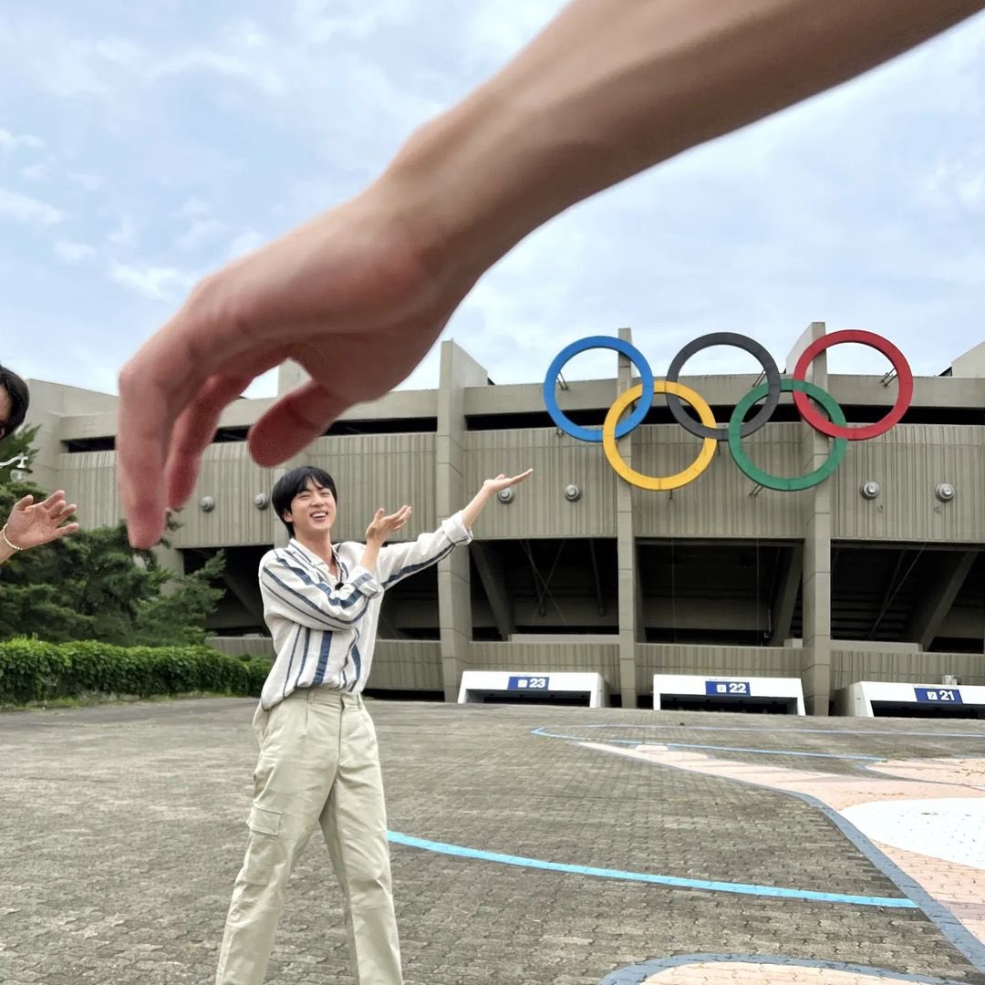 BTS members sabotage Jin as he tries to take pictures for his Instagram