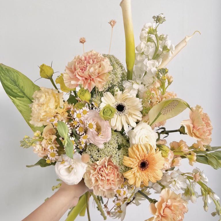 lookecosmetics's tweet photo. 💐 𝐒𝐔𝐑𝐏𝐑𝐈𝐒𝐄 𝐀𝐋𝐄𝐑𝐓 💐

Minké mau kasih KEJUTAN buat Goddess yang pasti bakal seru banget!

Biar lebih greget, minké mau spill apa aja clue nya.

Ada yang bisa jawab Looké mau ajakin kamu ngapain?! 🤫🌺 https://t.co/TMGzUK5APn