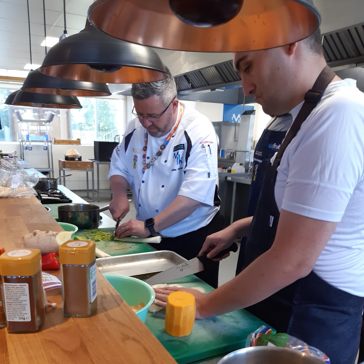 MKYMCA's tweet photo. Yesterday the brilliant Richie Carter of @thebrasseriemk at @MKcollege spent time with some of our residents, teaching cooking skills and helping with a secret project that we will reveal later in the year! 😃 Thank you for your time Richie! 🥕 🍅 🌶️ 

#YoungPeople #Hospitality https://t.co/ksXoy6uvJy