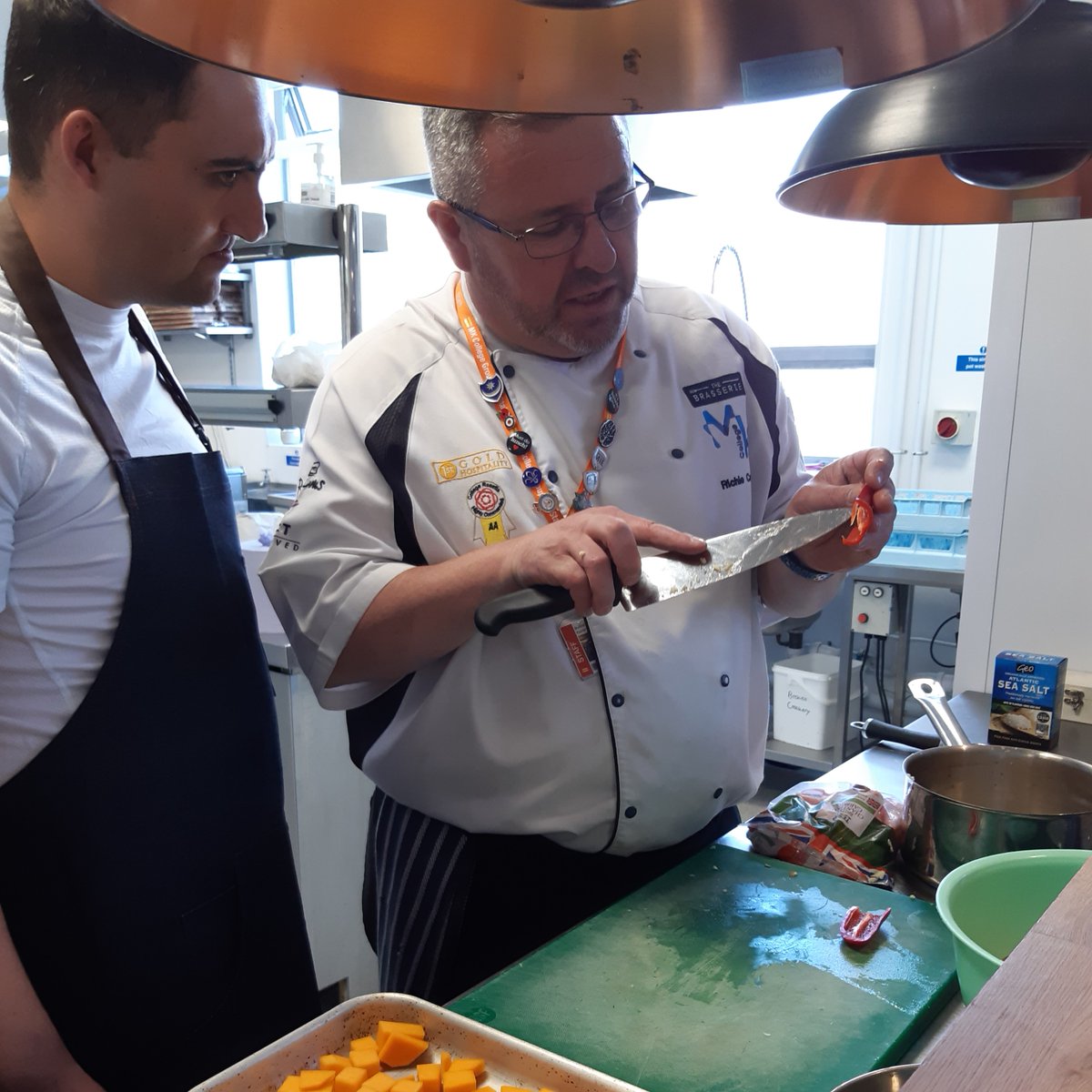 MKYMCA's tweet photo. Yesterday the brilliant Richie Carter of @thebrasseriemk at @MKcollege spent time with some of our residents, teaching cooking skills and helping with a secret project that we will reveal later in the year! 😃 Thank you for your time Richie! 🥕 🍅 🌶️ 

#YoungPeople #Hospitality https://t.co/ksXoy6uvJy