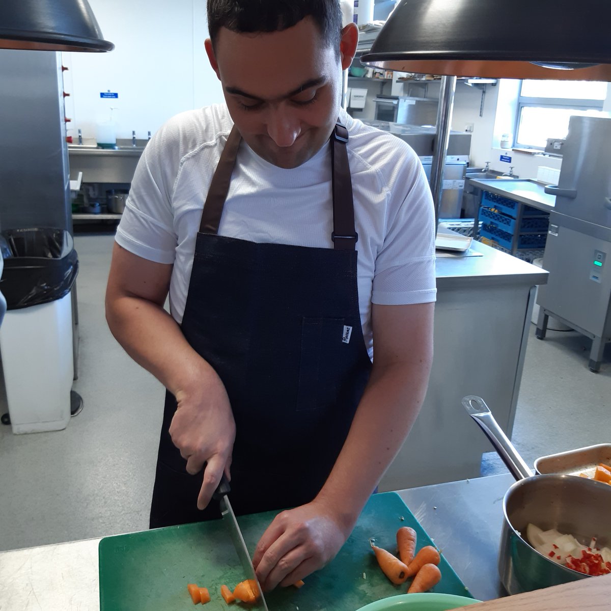 Yesterday the brilliant Richie Carter of @thebrasseriemk at @MKcollege spent time with some of our residents, teaching cooking skills and helping with a secret project that we will reveal later in the year! 😃 Thank you for your time Richie! 🥕 🍅 🌶️ 

#YoungPeople #Hospitality